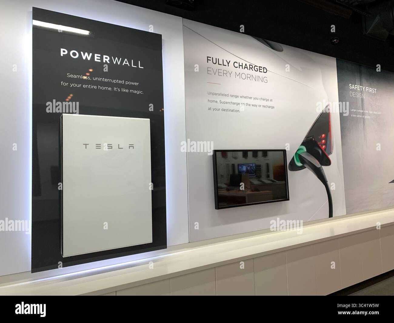 Accept bitcoin hi-res stock photography and images - Alamy