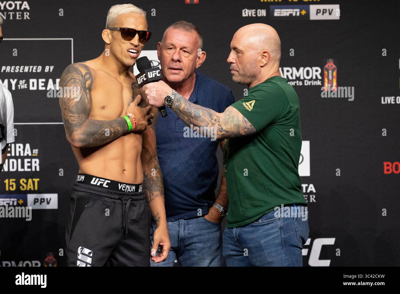 Joe rogan 2021 hi-res stock photography and images - Alamy, image size:1300x956