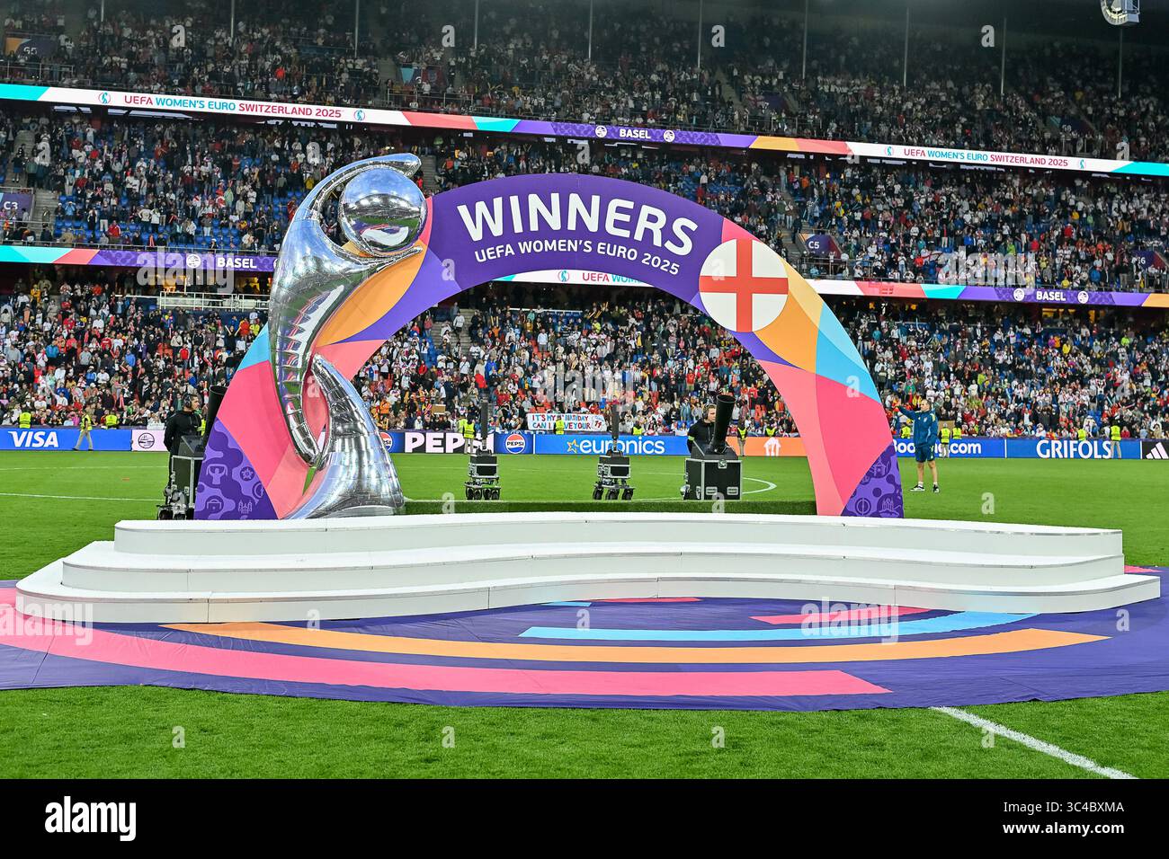 Gewinner Podest / Plattform fuer Pokaluebergabe SUI, England - Spanien ...