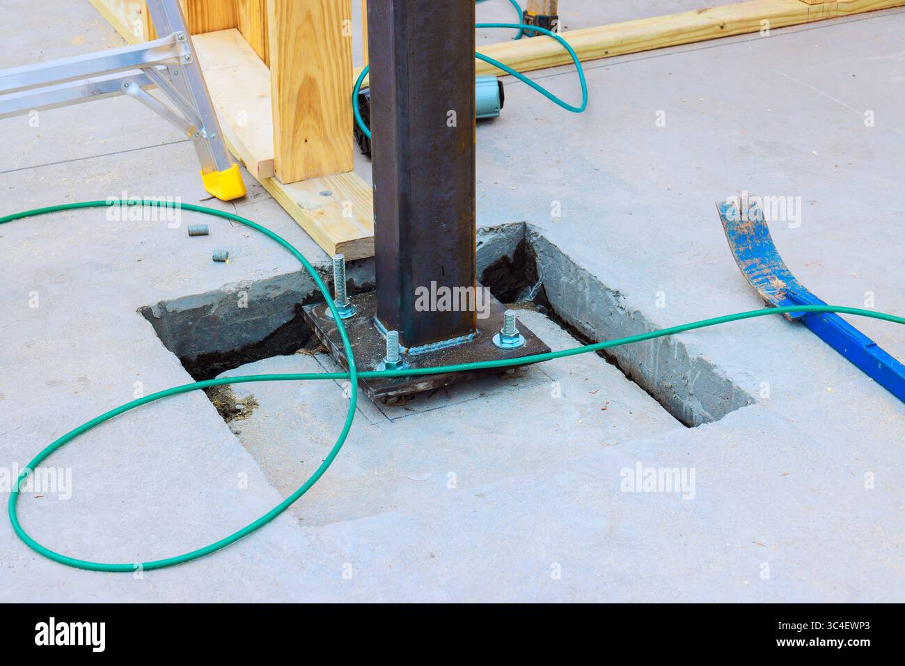 Concrete column installation hi-res stock photography and images - Alamy