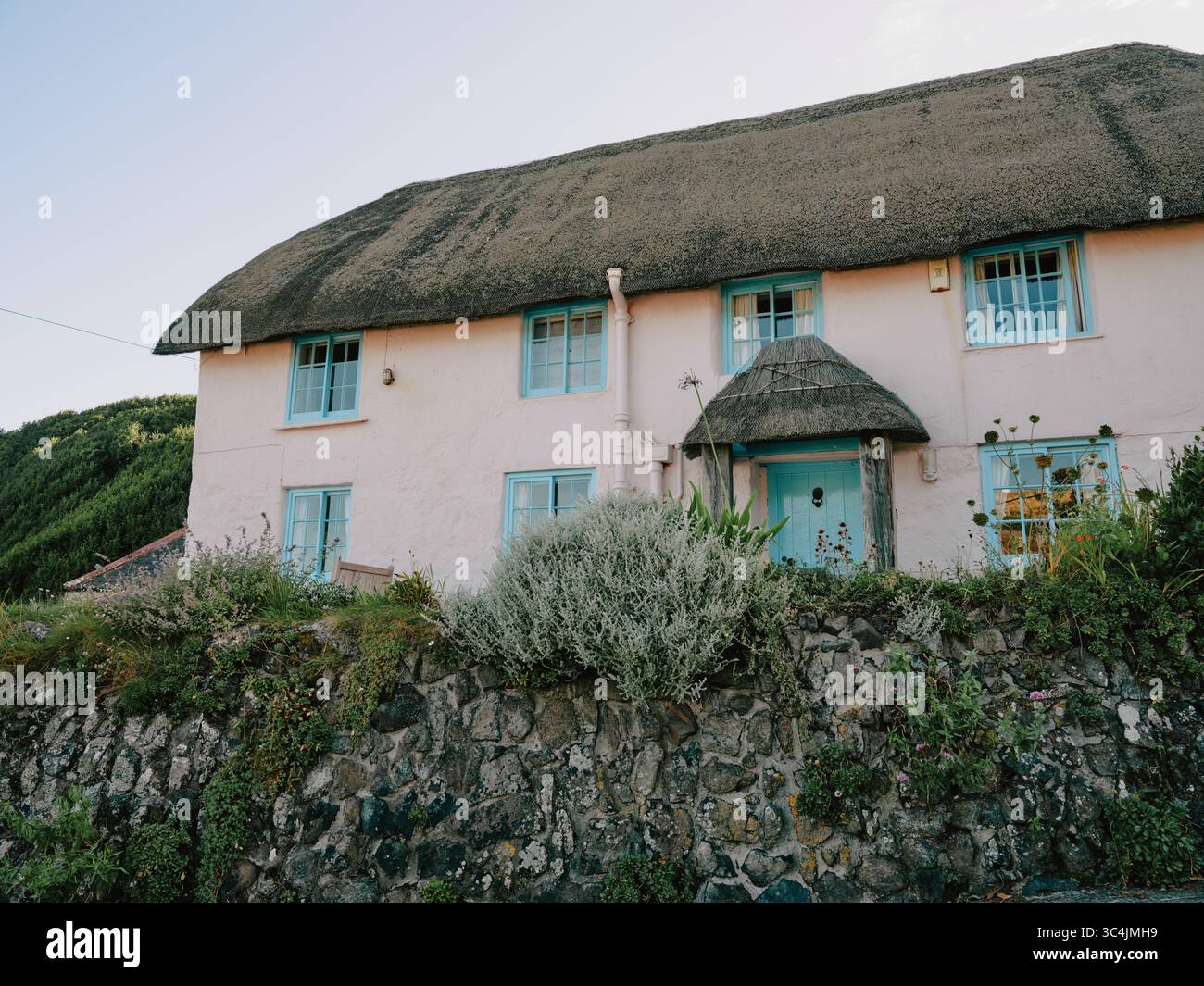 A thatched cottage in Cadgwith village on the Lizard Peninsula, Cornwall England UK Stock Photo