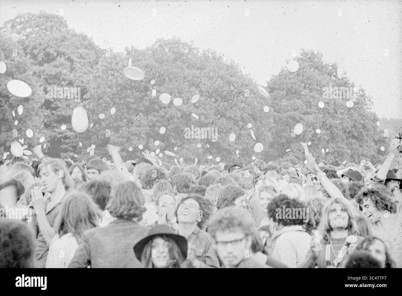 Holland Pop Festival in the Kralingse bos, which has gone down in history as the Dutch version of the American Woodstock festival. With performances by The Byrds, Mungo Jerry, Canned Heat and Jefferson Airplane, Music, Rotterdam, 26-06-1970 Whizgle News, Dutch Desk, The Netherlands, 1950-2000 A lively crowd celebrates, with people dancing and tossing colorful frisbees into the air amidst a backdrop of trees, radiating a sense of joy and community. Stock Photo