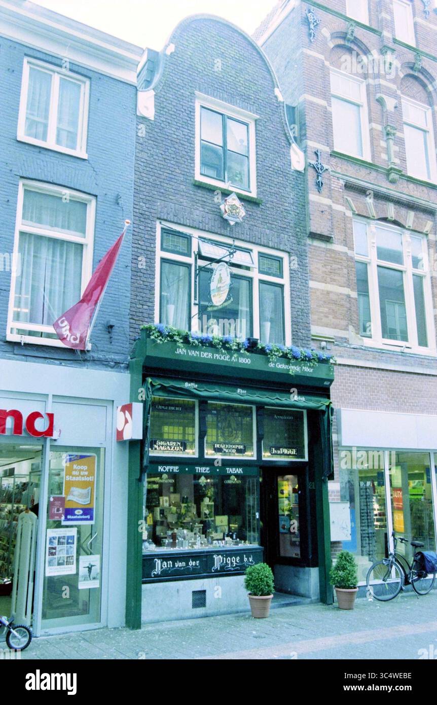 Tobacco storefront hi-res stock photography and images