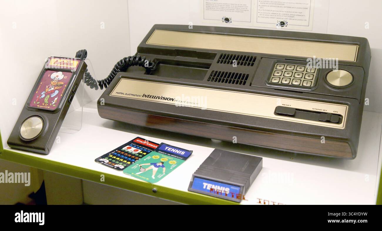 Catalogue Mattel Intellivision 1983 – Version Française, Rétro Gaming | État Correct Avec Un Pli | Collection Vintage