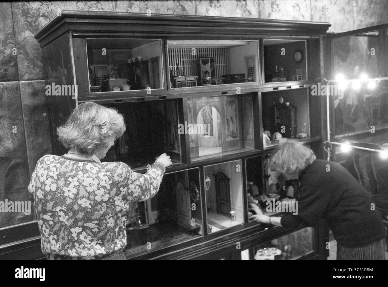 Cleaning puppet theater [doll house] Frans Hals museum, Frans Hals ...