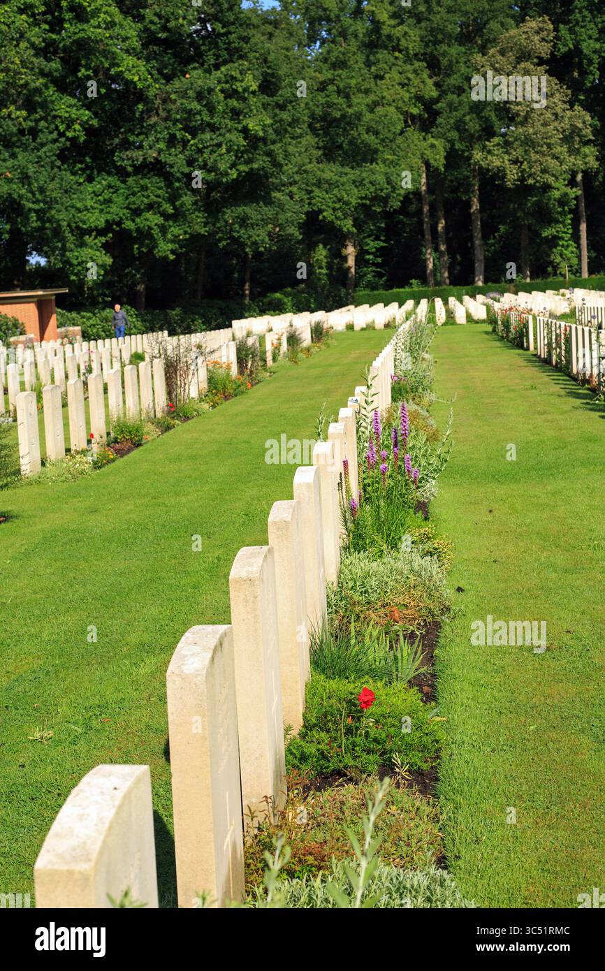 Straight line of headstones hi-res stock photography and images - Alamy