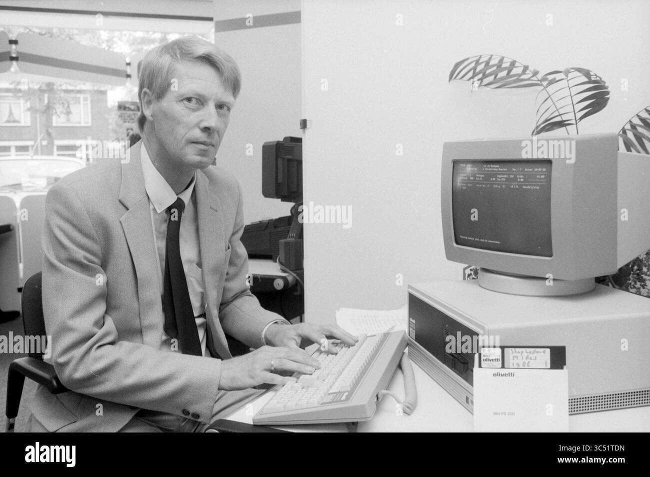 Mr Lubbers behind computer, Computers, 27-08-1986 Whizgle News, Dutch ...