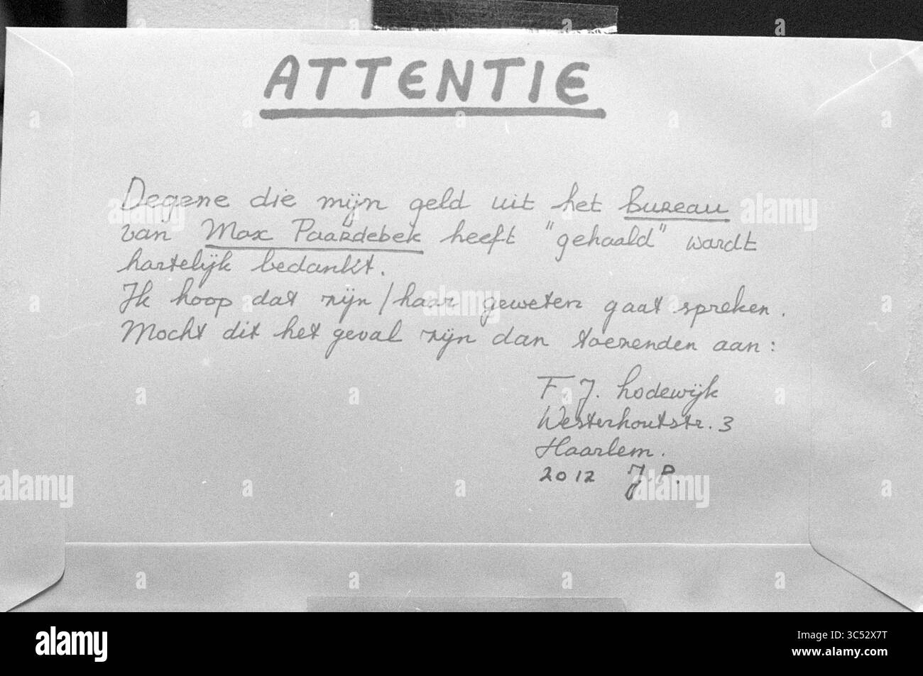 Money note disappeared at HD, Haarlems Dagblad, etc. and IJmuider Courant and Koeri, 29-10-1987 Whizgle News, Dutch Desk, The Netherlands, 1950-2000 A notice requesting attention, expressing gratitude towards those who retrieved money from a specified bureau, and providing contact details for further communication. Stock Photo