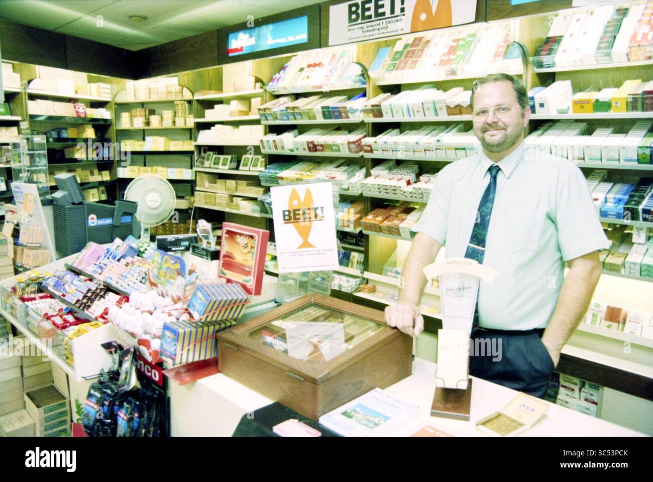 Tobacconist counter hi-res stock photography and images