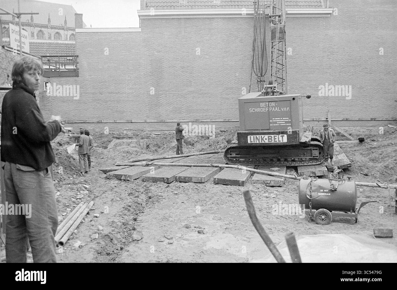 Building site corner Anegang-Kleine Houtstraat, Land, Haarlem, Anegang, The  Netherlands, 18-02-1975, Whizgle Dutch News: Historic Images Tailored for  the Future. Explore The Netherlands past with modern perspectives through  Dutch agency imagery. Bridging