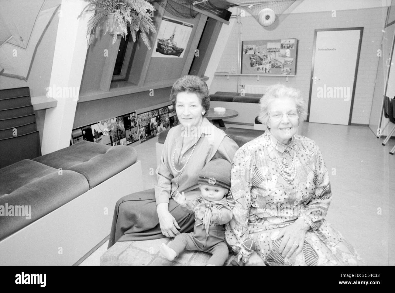 1950 2000 two elderly women sit hi-res stock photography and images - Alamy