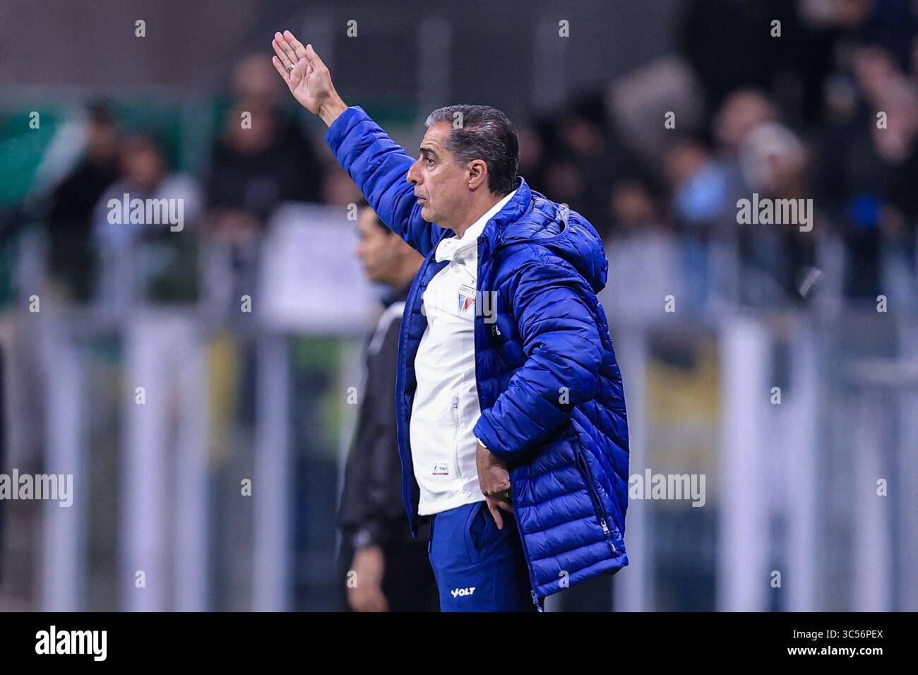 Porto Alegre, Brazil. 29th July, 2025. Fortaleza head coach Renato Paiva gestures, during the match between Gremio and Fortaleza, for the Brazilian Serie A 2025, at Arena do Gremio Stadium, in Porto Alegre on July 29, 2025. Photo: Richard Ducker/DiaEsportivo/Alamy Live News Credit: DiaEsportivo/Alamy Live News Stock Photo