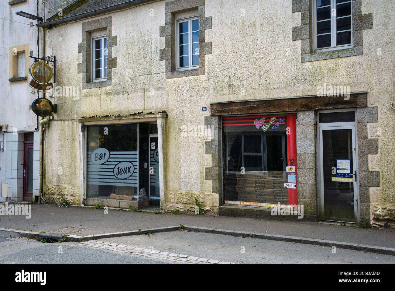 A closed down café and newsagents in Rostrenen, Côtes-d'Armor, Brittany, France Stock Photo