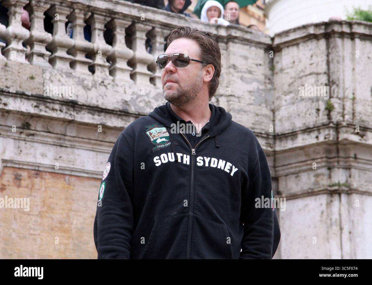 Russell Crowe busking on the Spanish Steps in Rome, Italy - 15 May 2010 ...