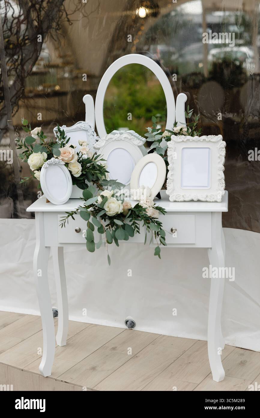 Wedding dressing table hi-res stock photography and images - Alamy Wedding dressing table hi-res stock photography and images - Alamy