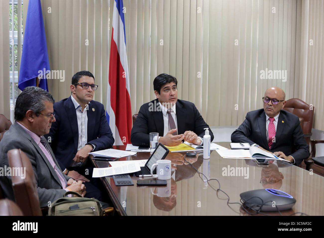 Izquierda izquierda derecha hi-res stock photography and images - Page 3 -  Alamy