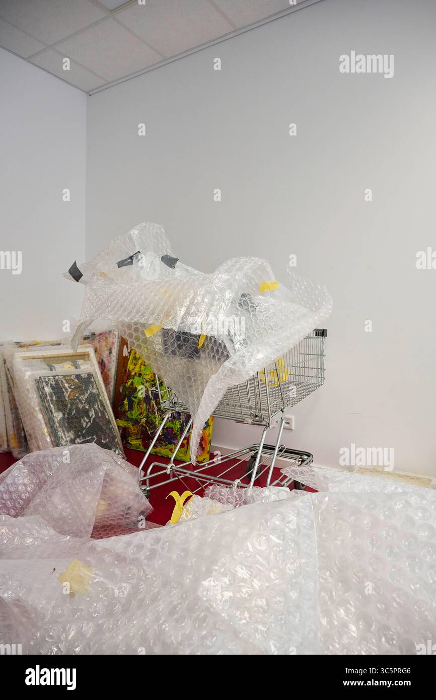 Vorbereitungen einer Kunstausstellung in einer Gallerie Stock Photo