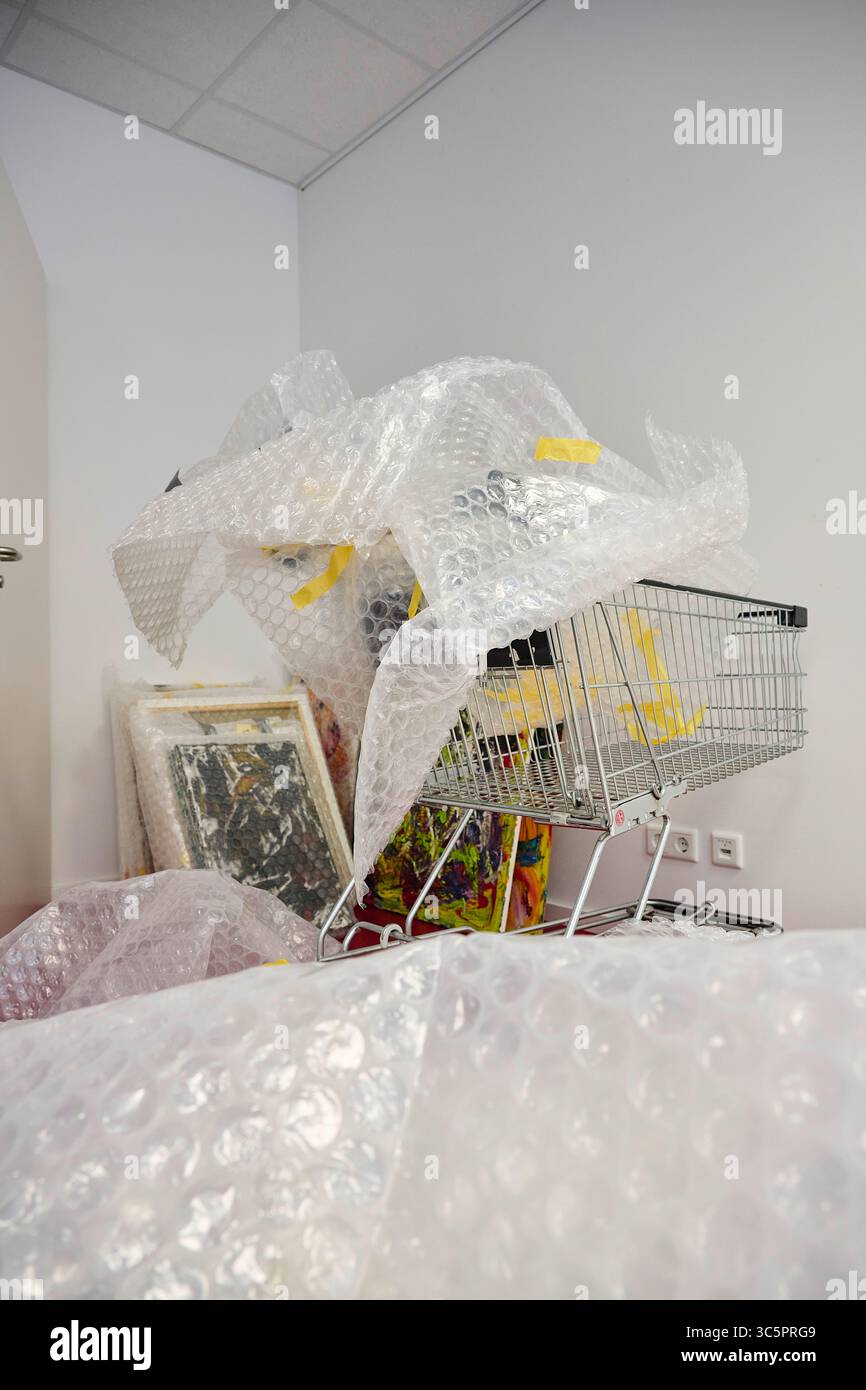 Vorbereitungen einer Kunstausstellung in einer Gallerie Stock Photo