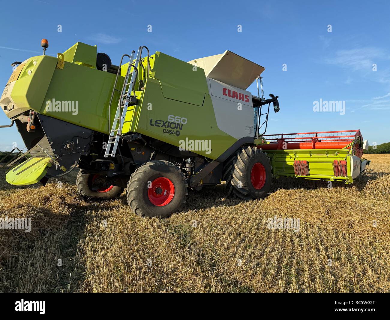 La moisson de blé 2025 dans le Nord de la France, le blé dans toutes ses étapes de récoltes et ses beaux engins New Holland et Claas dans l'action j - Smartphone Captured Stock Image