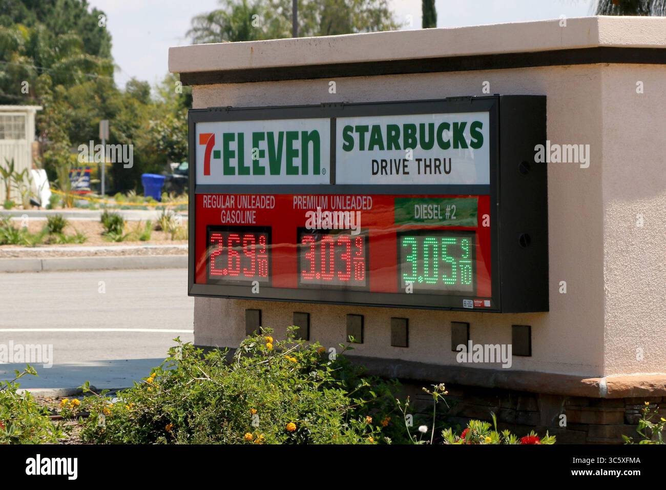7 eleven gas signage hi-res stock photography and images - Alamy