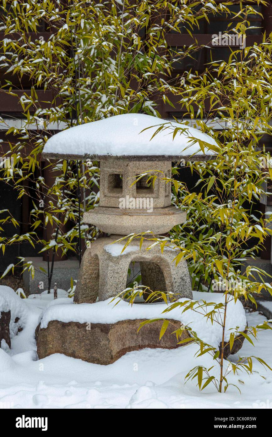 February 18, 2020, Koyasan, Wakayama, Japan: Torri stone Gates in the Okunoin grave yard, Okunoin is the site of the mausoleum of Kobo Daishi  buddhist monk, the founder of Shingon Buddhism and one of the most revered person in the religiouse history of Japan. (Credit Image: © Gavriel Jecan/VW Pics via ZUMA Wire) Stock Photo