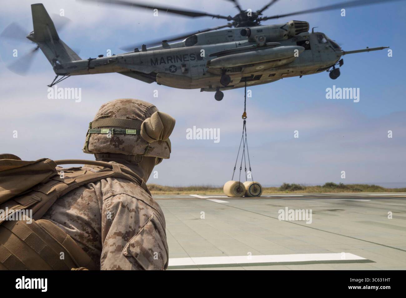 May 8, 2020 - Camp Pendleton, California, USA - A U.S. Marine with Combat Logistics Battalion 15, 15th Marine Expeditionary Unit, waits for a CH-53E Super Stallion with Marine Heavy Helicopter Squadron 466, 15th MEU, to clear cargo during helicopter support team training at Marine Corps Base Camp Pendleton, California, May 8, 2020. HSTs enable combined logistics operations and are able to conduct contingency operations, such as tactical recovery of aircraft and personnel missions. (Credit Image: © Brendan Mullin/U.S. Marines/ZUMA Wire/ZUMAPRESS.com) Stock Photo