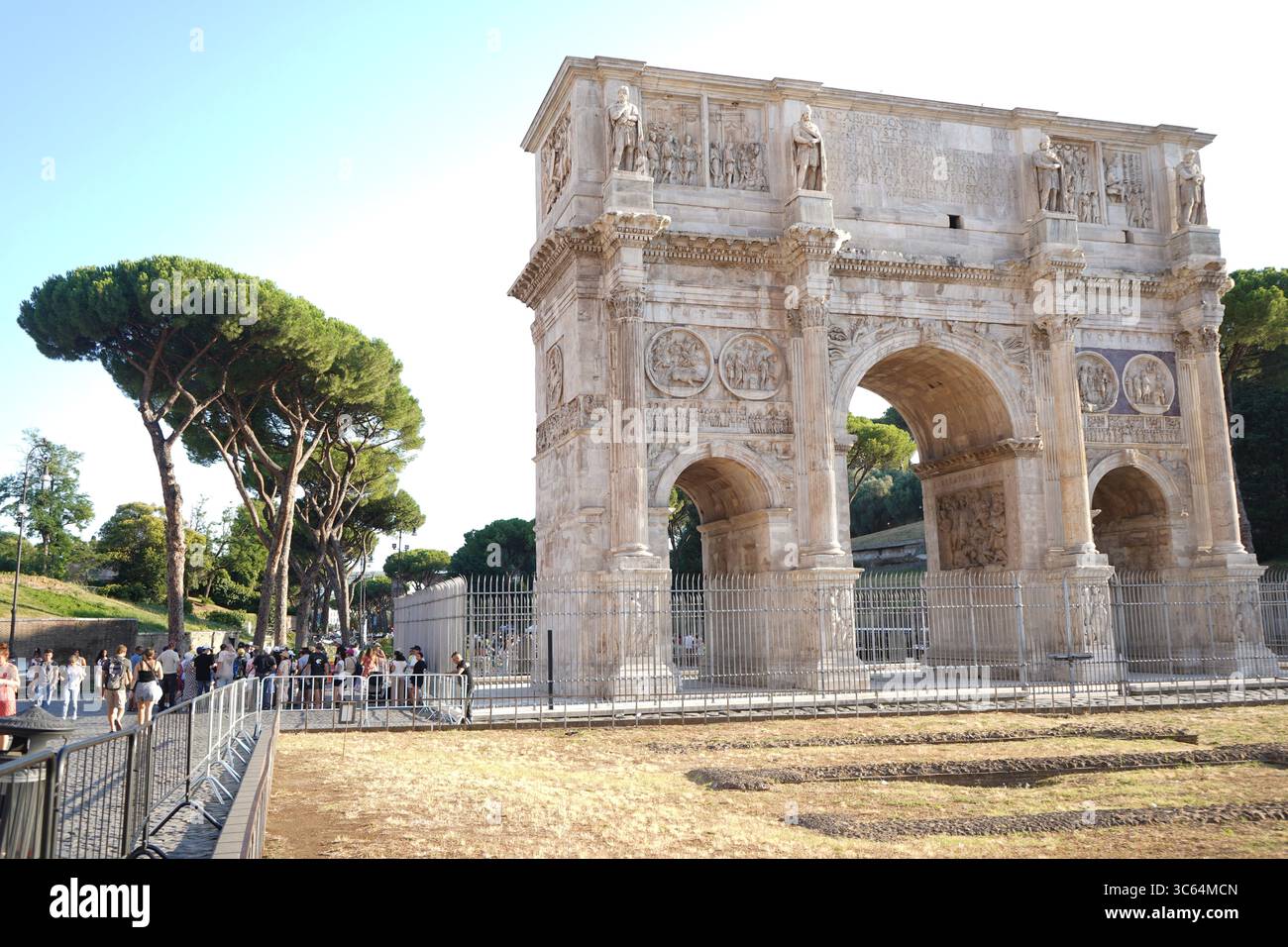 Visitoros Visitors crowd ancient stone hi-res stock photography and images - Alamy