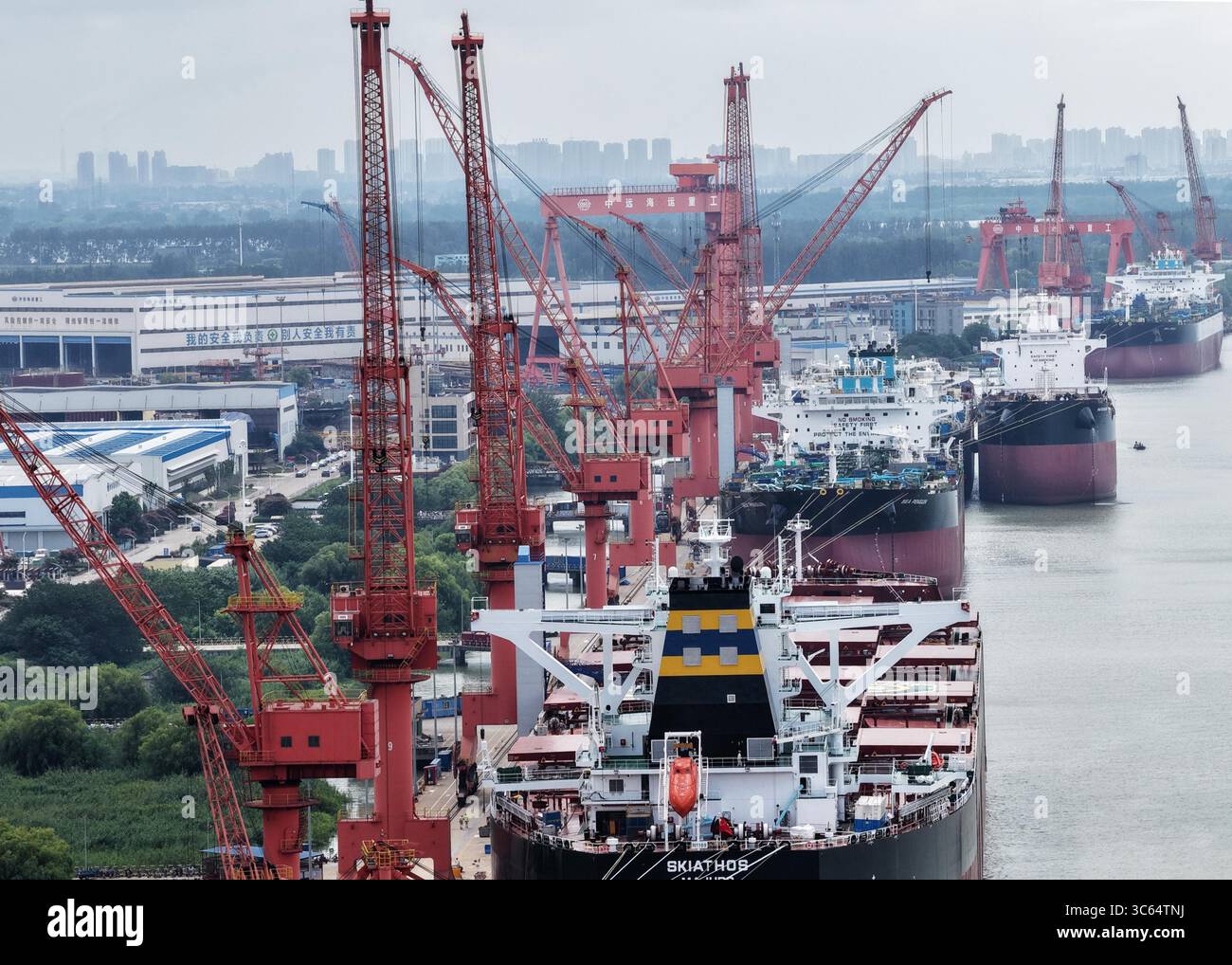 Aerial photo shows busy ship building in Yangzhou City, east China's ...