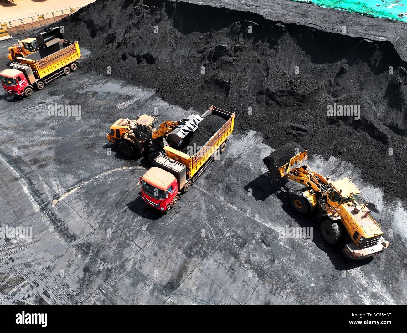 Aerial photo shows the ship unloading coals at Lianyungang Port in ...