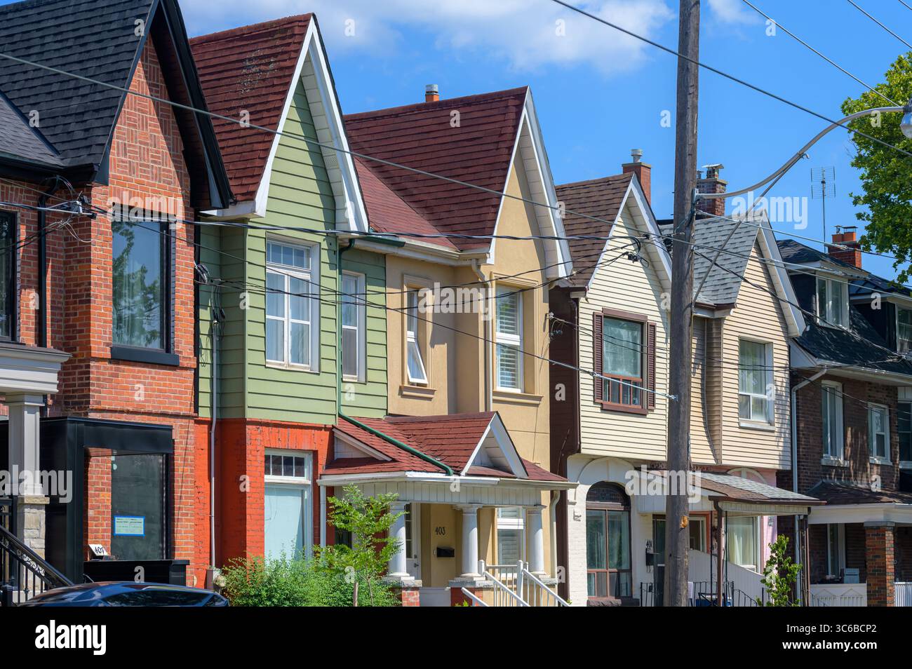 Narrow row house hi-res stock photography and images - Alamy