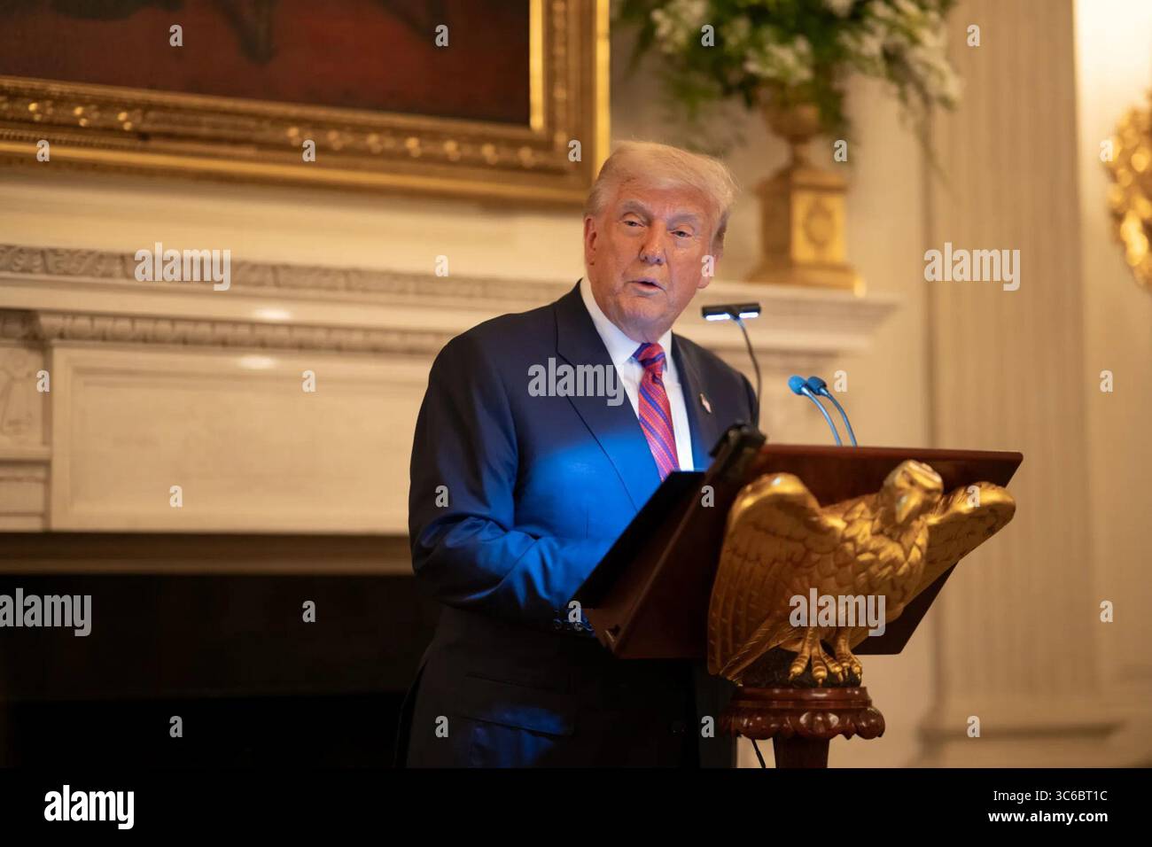 President Donald J. Trump delivers remarks during a White House dinner ...