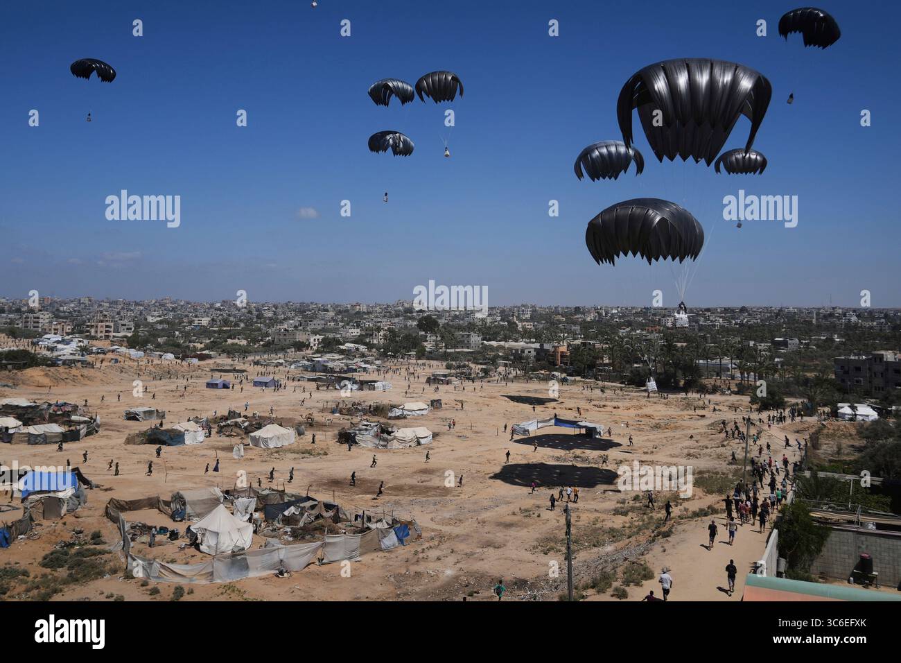 Palestinians Rush To Collect Humanitarian Aid Airdropped In Central Palestinians Rush To Collect Humanitarian Aid Airdropped In Central Gaza Strip Thursday July 31 2025 Ap Photoabdel Kareem Hana 3C6EFXK