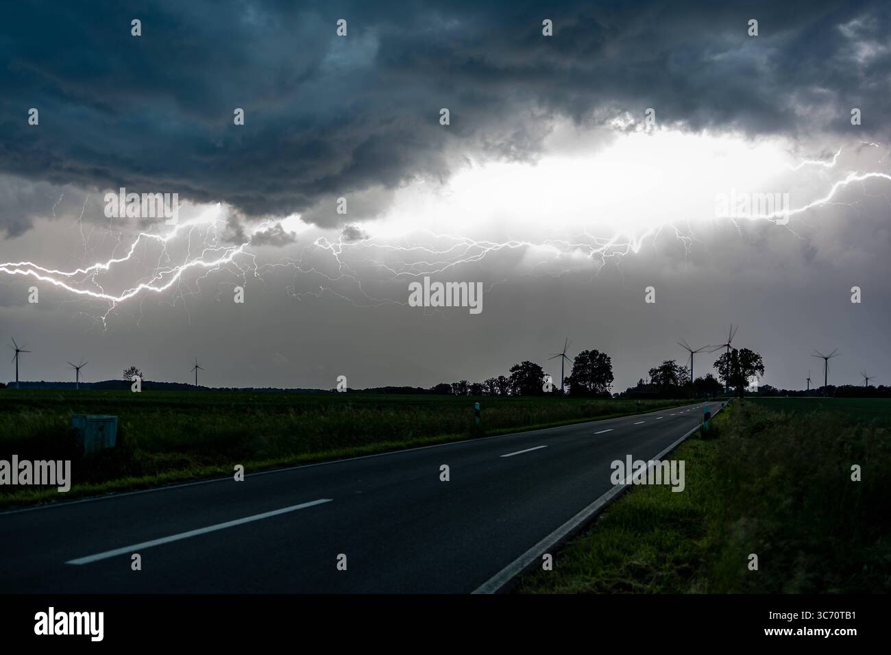 Gewitter Vom 01 06 2025 Bei Ense Fr H Morgendliche Blitze Ber Dem Gewitter Vom 01062025 Bei Ense Frh Morgendliche Blitze Ber Dem Sauerland Thunderstorm From 01 06 2025 Near Ense Early Morning Lightning Over The Sauerland Copyright Xx Xchantalxandersx 3C70TB1