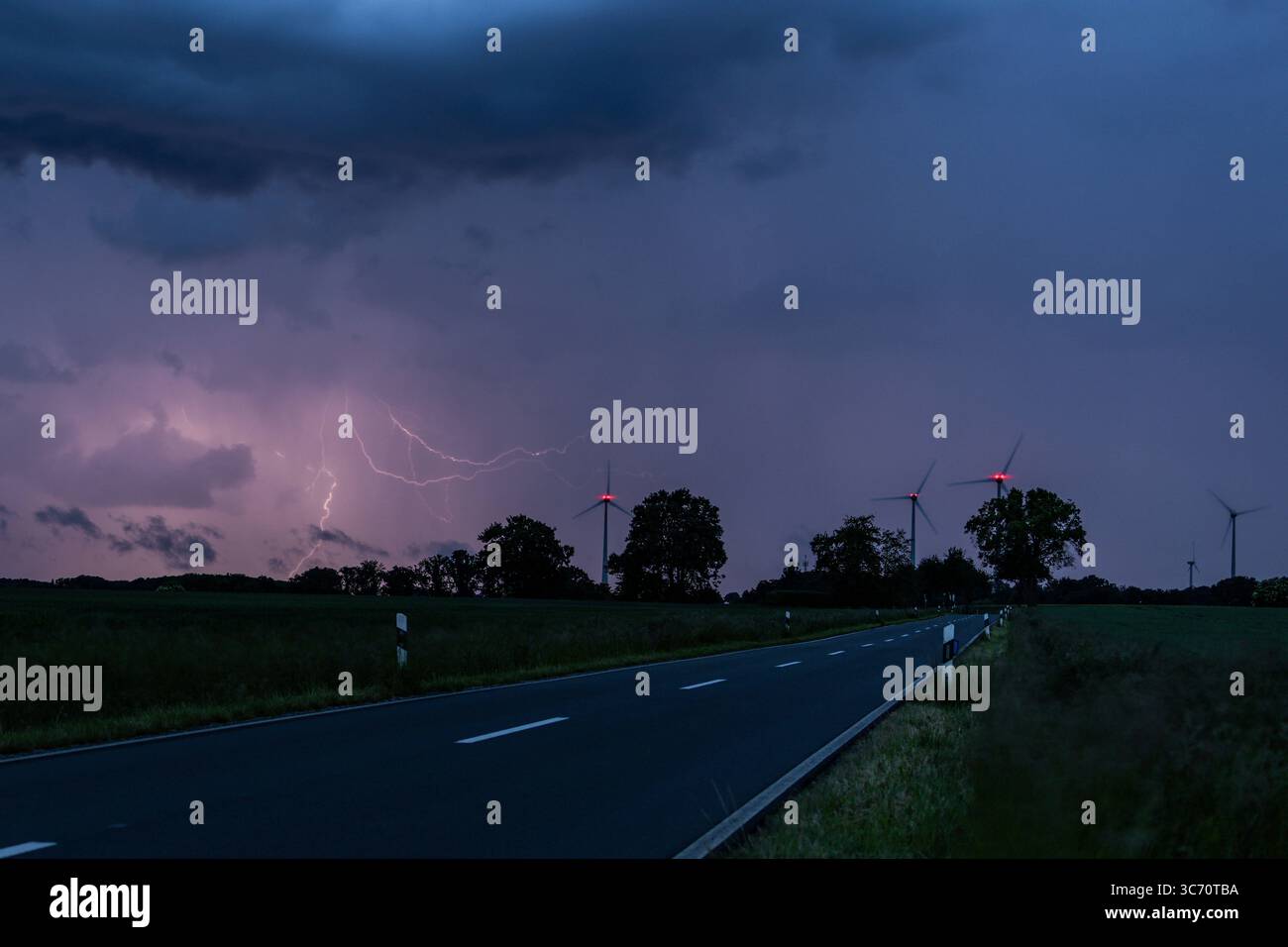 Gewitter Vom 01 06 2025 Bei Ense Fr H Morgendliche Blitze Ber Dem Gewitter Vom 01062025 Bei Ense Frh Morgendliche Blitze Ber Dem Sauerland Thunderstorm From 01 06 2025 Near Ense Early Morning Lightning Over The Sauerland Copyright Xx Xchantalxandersx 3C70TBA