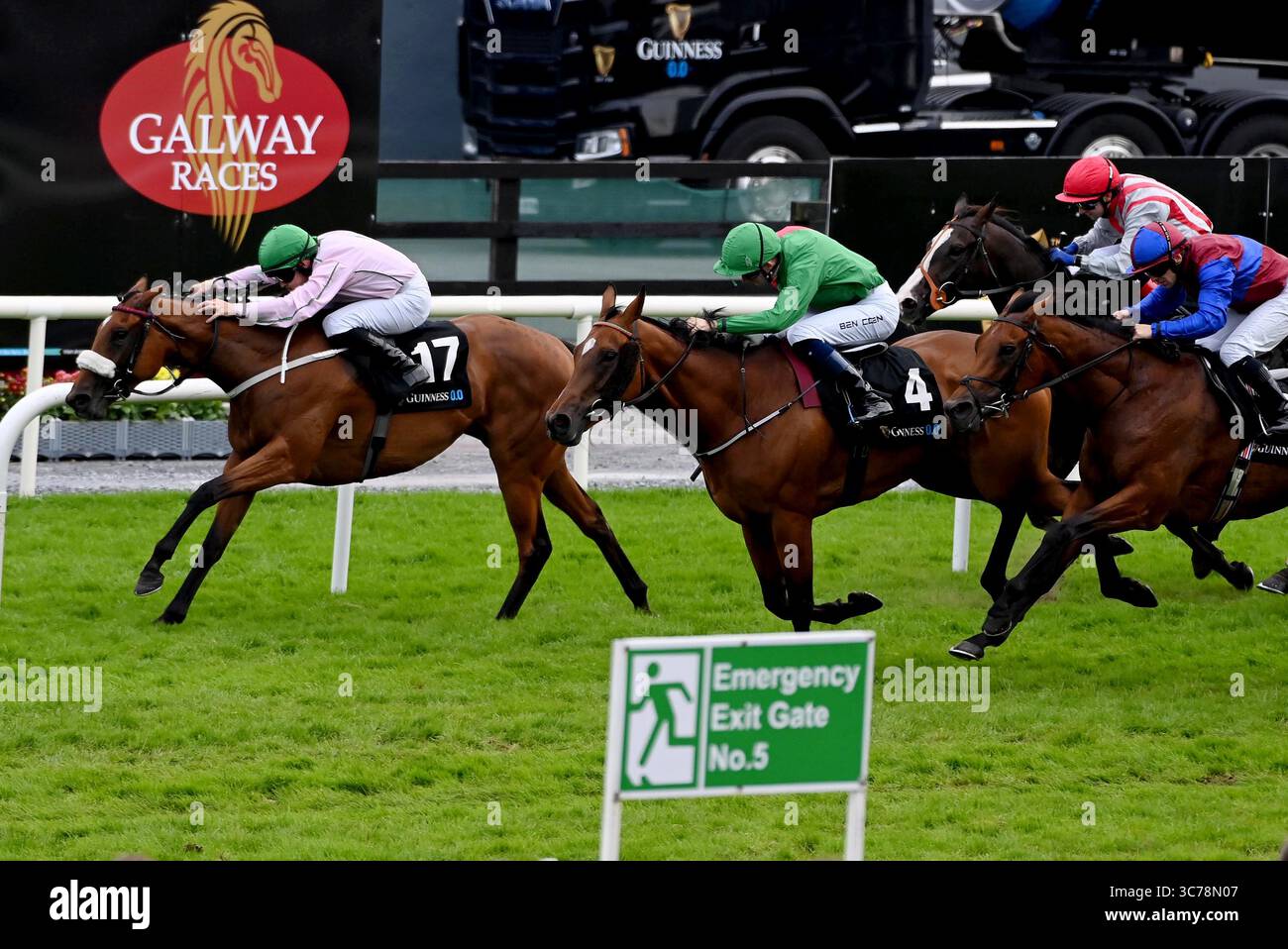 Nans View and Leigh Roche (left) on their way to winning the Guinness ...