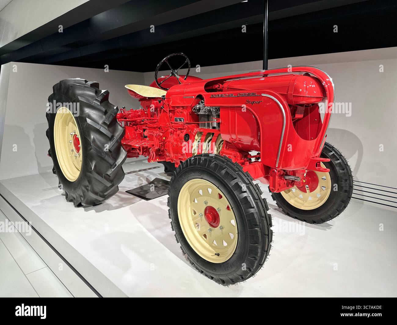 Car engine cutaway hi-res stock photography and images - Alamy
