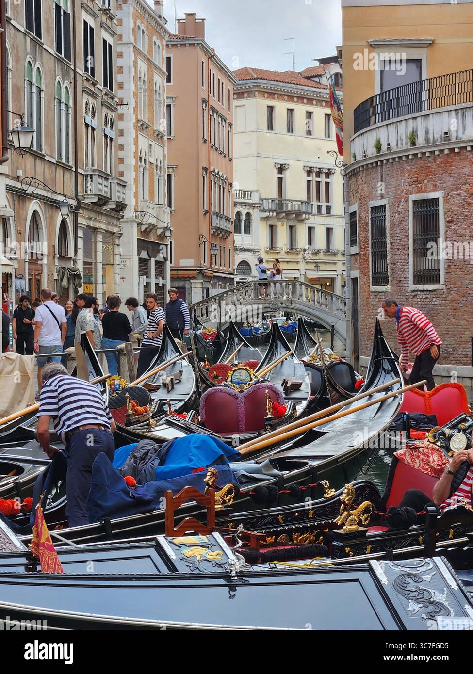 Venice gondola hi-res stock photography and images - Alamy