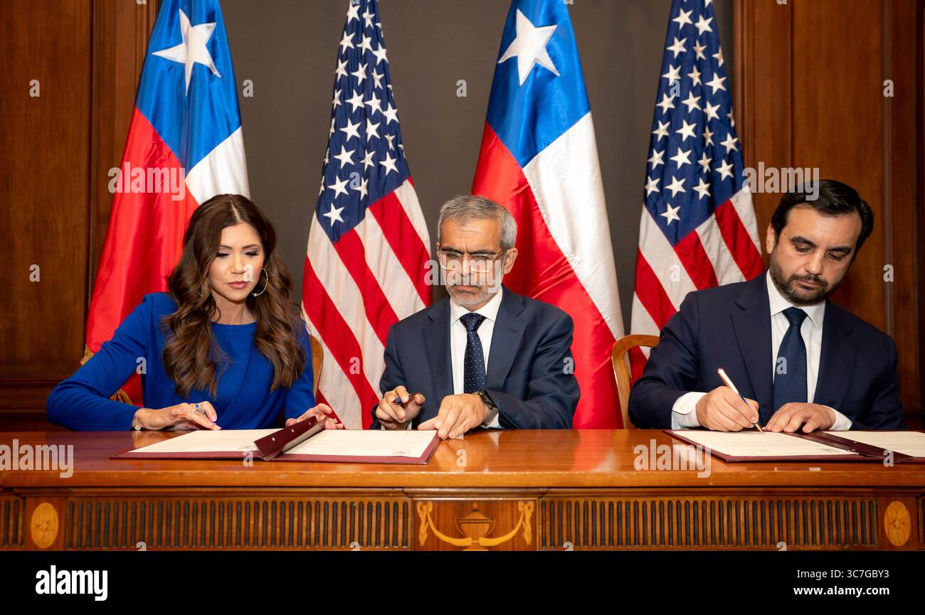 Kristi noem signs hi-res stock photography and images - Alamy