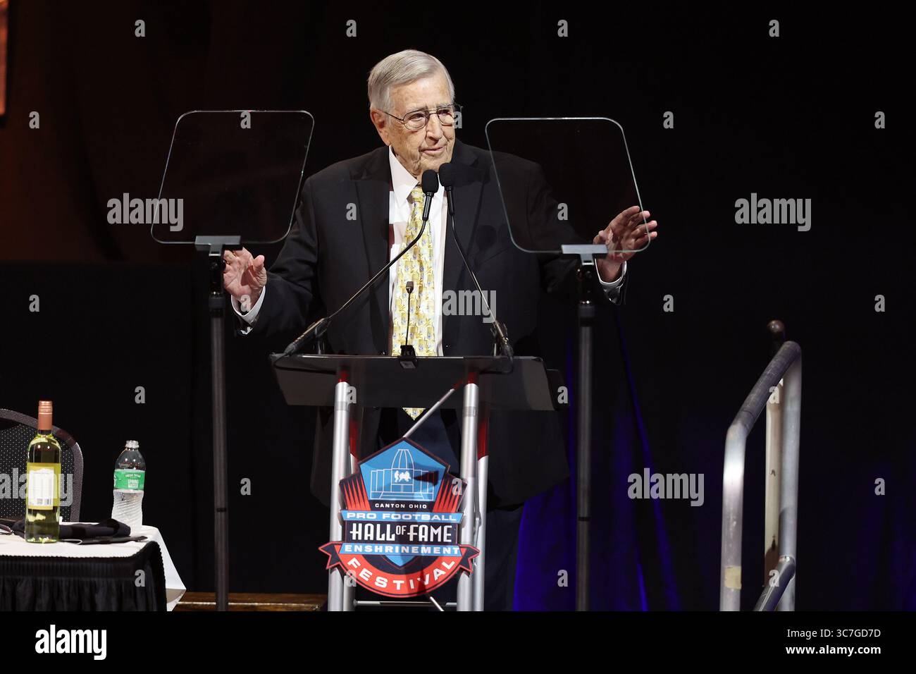 Sports Broadcaster Brent Musburger speaks after receiving the Pete