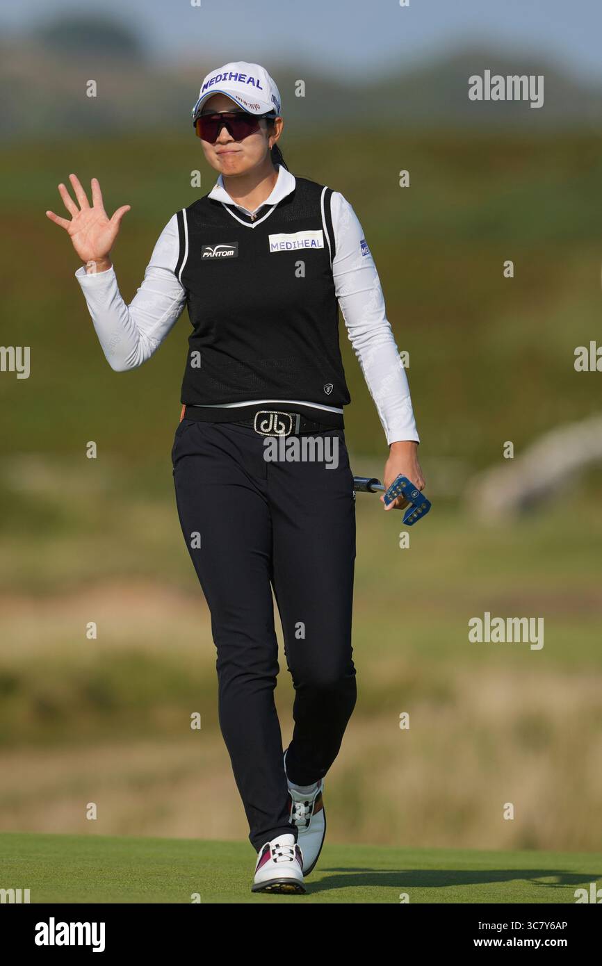 A Lim Kin of Korea acknowledges the crowd after putting on the 16th ...