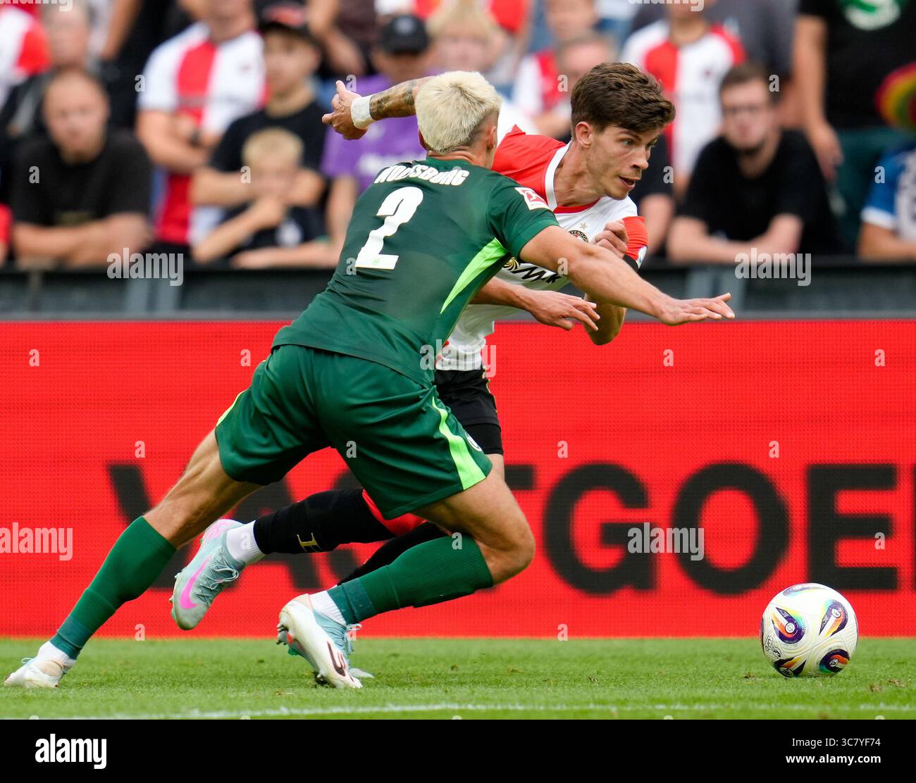 Kilian Fischer (VfL Wolfsburg, #2) und Jordan Bos (Feyenoord Rotterdam, #15) NED, Feyenoord Rotterdam vs VfL Wolfsburg, Fussball, Testspiel, Saison 2025/2026, 02.08.2025 DFL REGULATIONS PROHIBIT ANY USE OF PHOTOGRAPHS AS IMAGE SEQUENCES AND/OR QUASI-VIDEO Foto: Eibner-Pressefoto/Scott Coleman Stock Photo