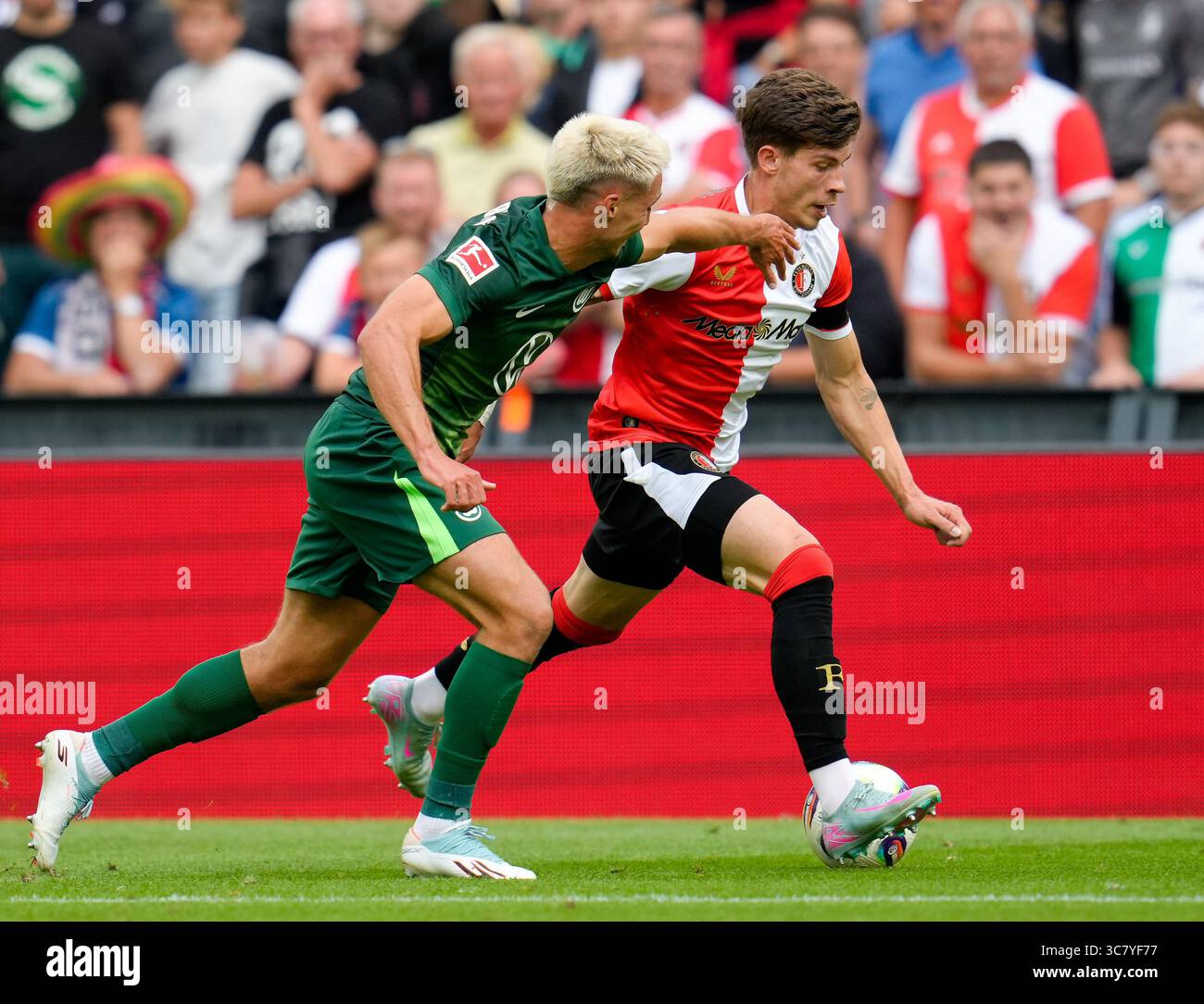 Kilian Fischer (VfL Wolfsburg, #2) und Jordan Bos (Feyenoord Rotterdam, #15) NED, Feyenoord Rotterdam vs VfL Wolfsburg, Fussball, Testspiel, Saison 2025/2026, 02.08.2025 DFL REGULATIONS PROHIBIT ANY USE OF PHOTOGRAPHS AS IMAGE SEQUENCES AND/OR QUASI-VIDEO Foto: Eibner-Pressefoto/Scott Coleman Stock Photo