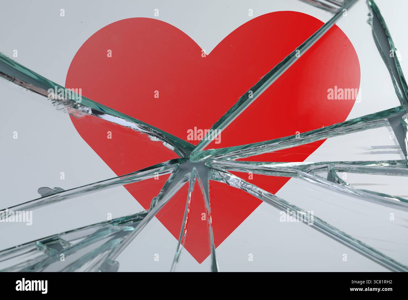 Cracked heart mirror hi-res stock photography and images - Alamy, image size:1300x956