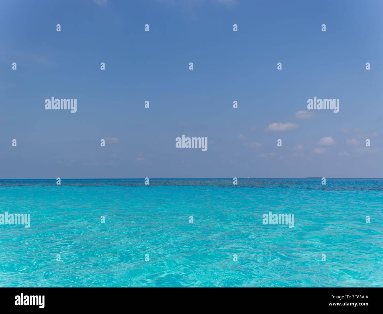 Vast ocean bright blue hi-res stock photography and images - Alamy