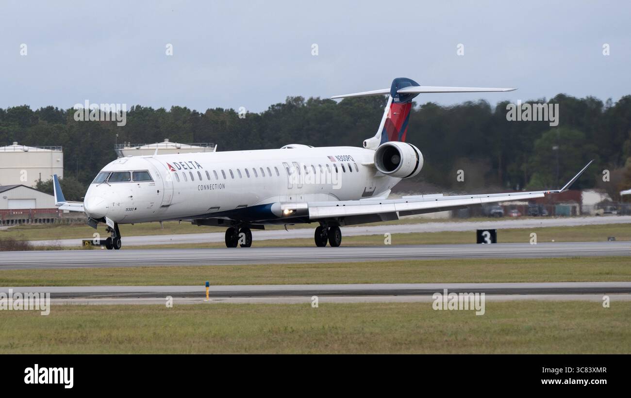 Crj 900 hi-res stock photography and images - Alamy