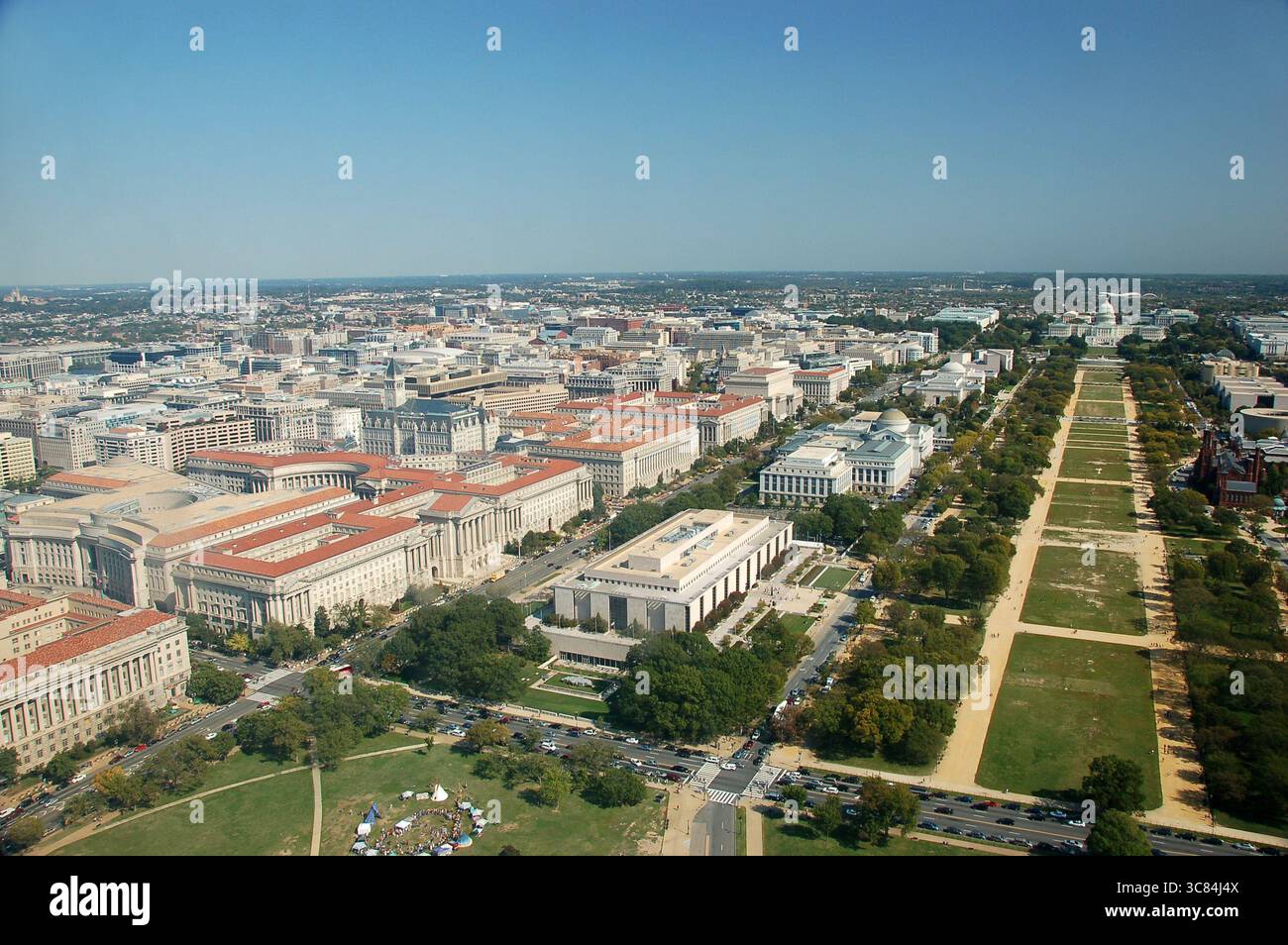 Aerial view of Washington, D.C., showcasing the National Mall, historic landmarks, museums, and government buildings under a clear blue sky Stock Photo