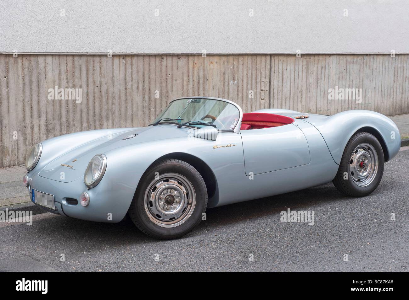Porsche 550 spyder james dean hi-res stock photography and images - Alamy, image size:1300x956