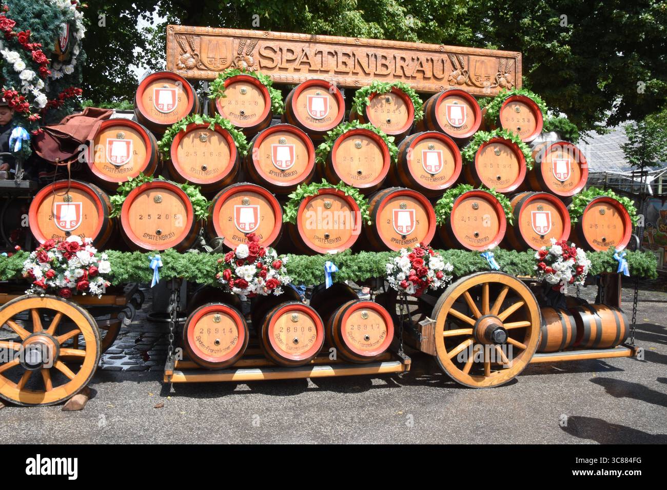 Muenchen 03.08.2025 Olympiapark, Sommerfest Spatenbraeu Festwagen ...