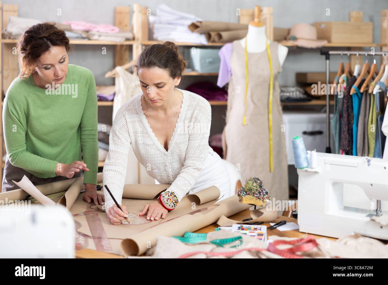 Two women tailor draw hi-res stock photography and images - Alamy
