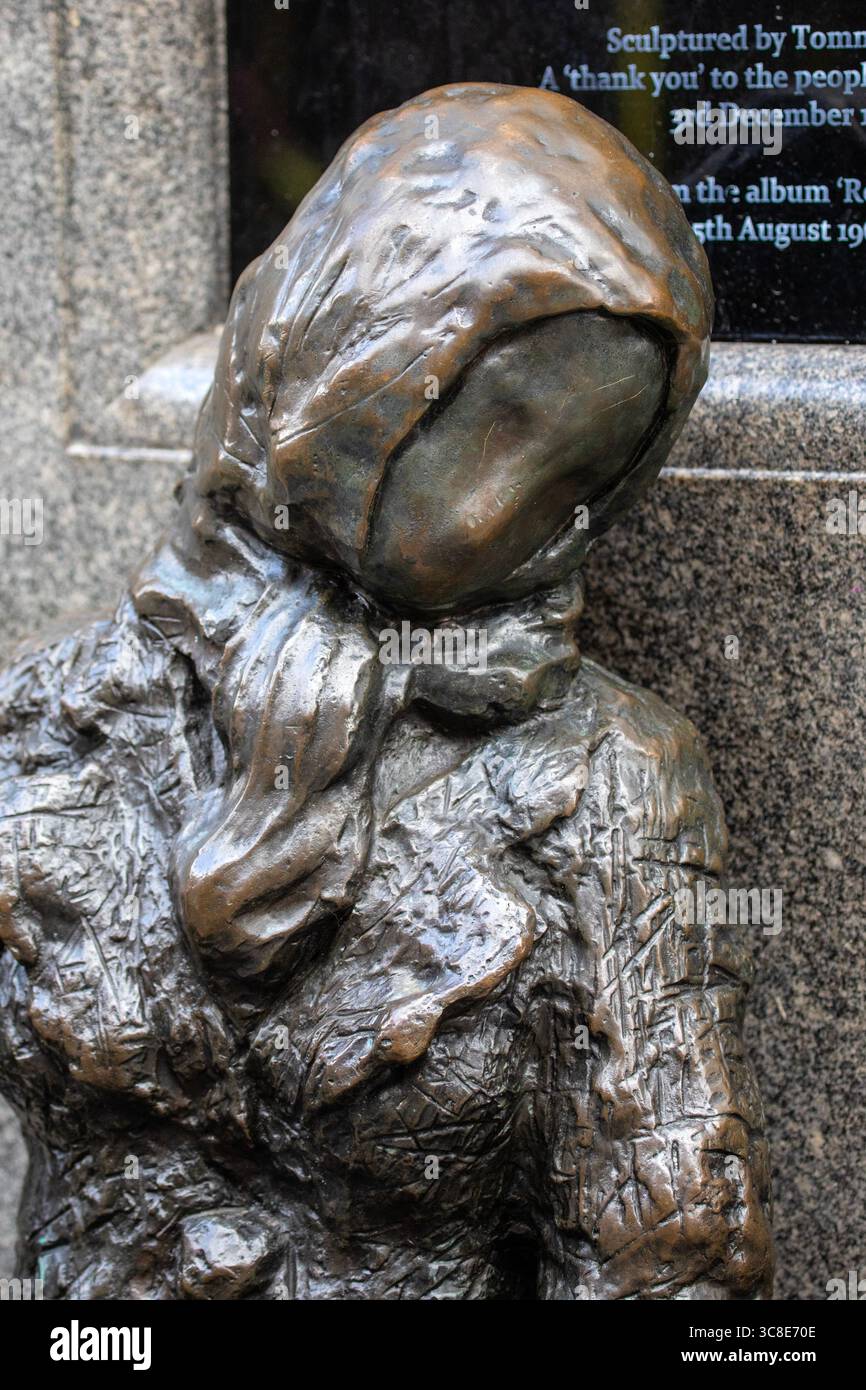liverpool-uk-september-20th-2024-statue-of-eleanor-rigby-on-stanley